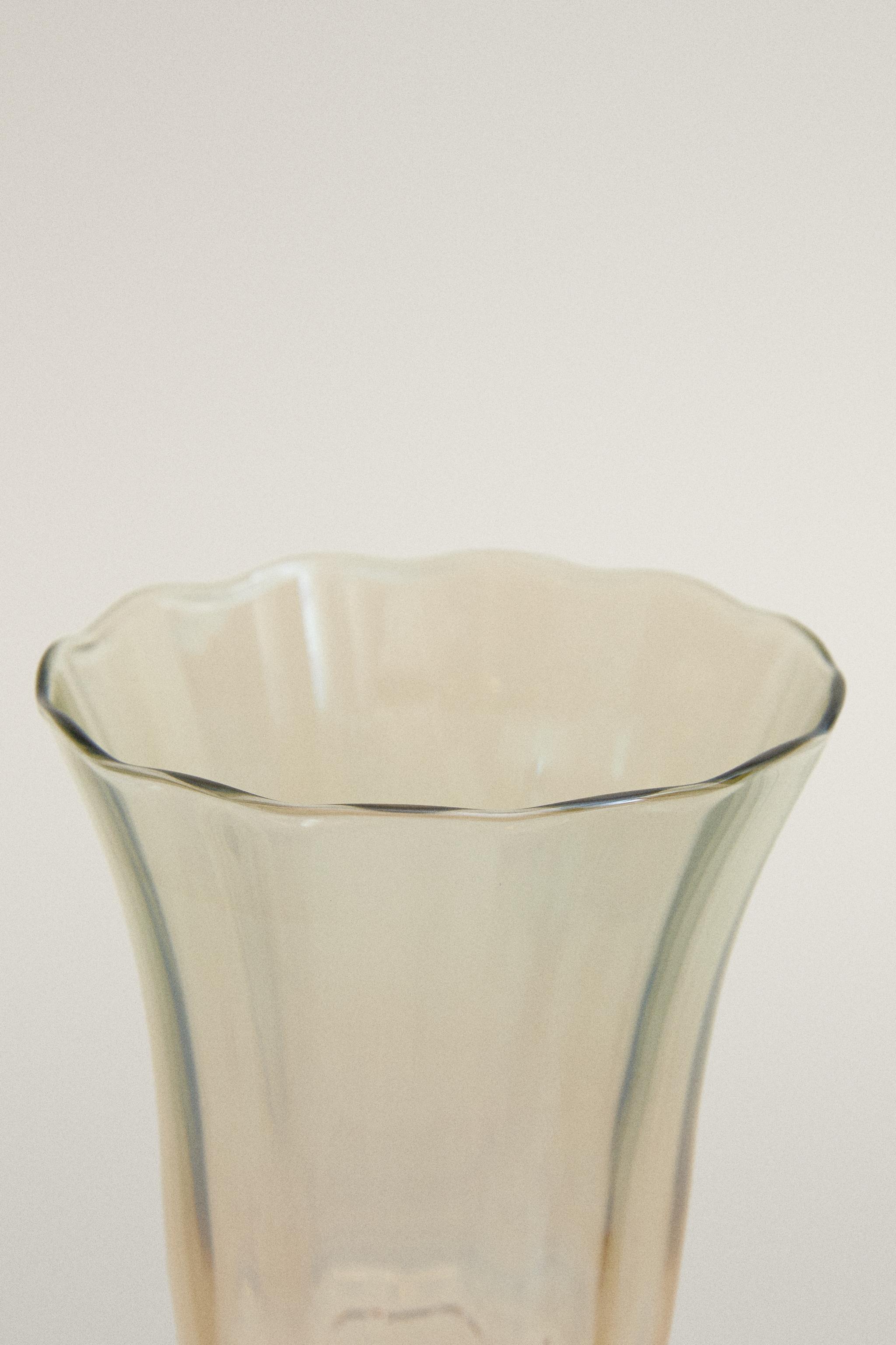 BELL-SHAPED GLASS TUMBLER